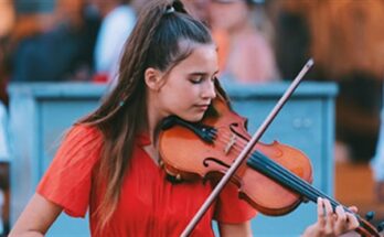 Karolina Protsenko’s spellbinding violin cover of “Knockin’ on heaven’s door” melts hearts worldwide