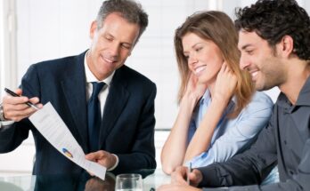 What Does a Financial Advisor Do and How Can They Help You Manage Your Finances?